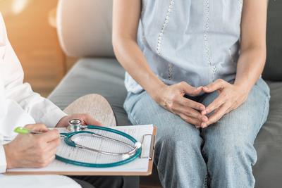 Z badań wynika, że prawie 75 proc. aktywnych seksualnie kobiet na pewnym etapie życia ulega zakażeniu HPV. W 80 proc. przypadków wirus ustępuje samoistnie w ciągu kilku miesięcy. U pozostałych 20 proc. zarażonych jego obecność przechodzi w formę przewlekłą.