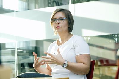 DLA CIERPLIWYCH: Dominika Kozarzewska, prezes Grupy Producentów Polskie Jagody, tłumaczy, że choć borówka to wdzięczny owoc, bo dość stabilny cenowo, to na zarobek czeka się długo. Pełnia owocowania następuje po siedmiu latach od posadzenia krzewu.