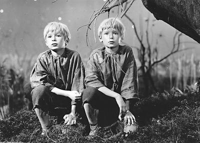 56 lat temu dokładnie 12 listopada publicznie zaistnieli Jarosław (z lewej) i Lech Kaczyńscy.