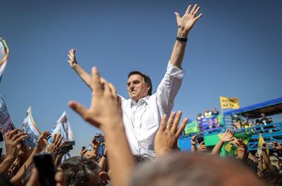 WOLNORYNKOWIEC: Jair Bolsonaro, który w przeszłości głosił etatystyczne poglądy ekonomiczne, a
kampanię skupił wokół haseł walki z przestępczością, zdecydował — w gospodarce
postawi na wolnorynkowe reformy.
