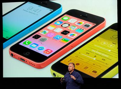 Philip Schiller, wiceprezes Apple'a prezentuje nowe modele iPhone'a (FOT. Bloomberg)