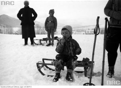 Dziecko na sankach w Zakopanem, 1932-02.