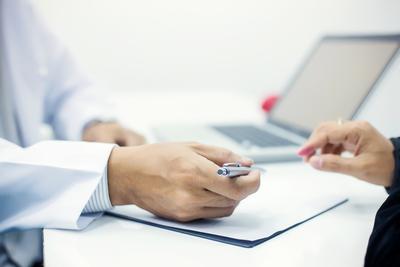 Zgodnie z ustawą o zawodach lekarza i lekarza dentysty, lekarz może wykonać zabieg operacyjny po uzyskaniu pisemnej zgody pacjenta.