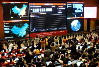 Pracownicy oglądający transakcje na żywo podczas promocji w trakcie "Dnia Singla" w kwaterze głównej Alibaba Group Holding Ltd. w Hangzhou. (fot.ChinaFotoPress via Getty Images)
