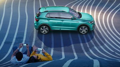 SPRAWDZONA
INWESTYCJA: Volkswagen inwestuje w nowy model, bo wszystkie znaki na niebie i
ziemi mówią, że segment takich aut będzie mocno rósł. Koncern powołuje się na
badania, z których wynika, że w latach 2017-27 zapotrzebowanie na takie auta
się podwoi. Auto trafi do salonów wiosną.