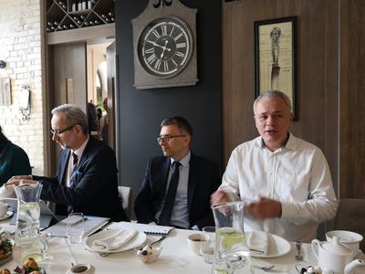 Od lewej: prezes NFZ Adam Niedzielski, przewodniczący PTO prof. Adam Maciejczyk i społeczny rzecznik PTO Robert Mazurek