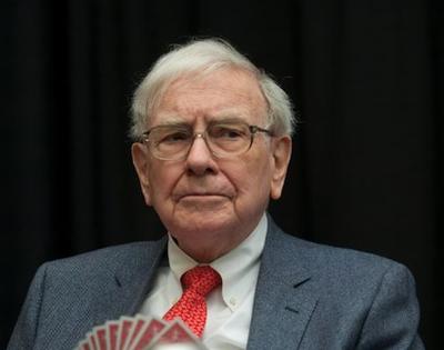 Warren Buffett podczas gry w karty FOT. Bloomberg