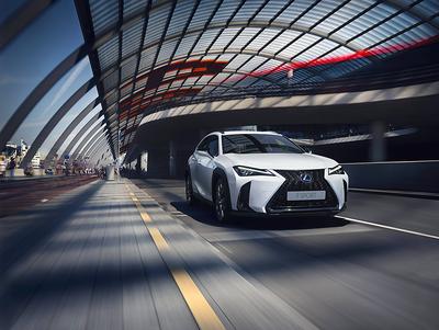 Hybryda inaczej. Prowadzenie niewielkiego Lexusa jest bardzo przyjemne i choć małe hybrydy koncernu Toyoty nie kojarzą się z przyjemnością czerpaną z jazdy, to nowy UX jest w stanie udowodnić, że połączenie tych dwóch światów jest możliwe.