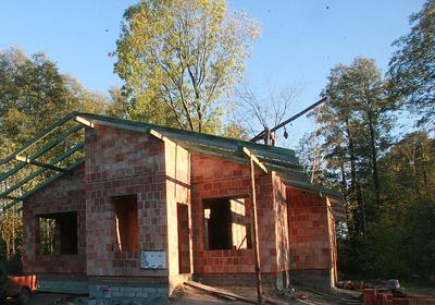 Jeśli dom, to murowany, bez piwnicy, na podstawie gotowego projektu. No i koniecznie systemem gospodarskim, który ciągle wybiera większość marzących o domu (FOT. GK)