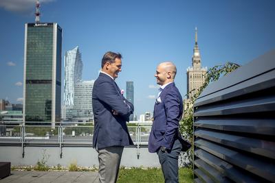 UBEZPIECZENIA
4.0: Marcin Mazgaj i Marcin Dudek, twórcy Inssue Technologies, wierzą, że w
pewnych obszarach ubezpieczeń, podobnie jak w przemyśle, wszystko mogą robić
maszyny — z pomocą sztucznej inteligencji. Dzięki temu można znacznie
zredukować koszty dotyczące polis.