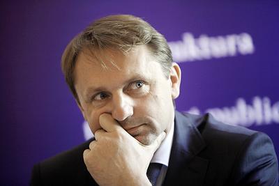 ROZBIEŻNE
WSKAŹNIKI: Budimex, którego prezesem jest Dariusz Blocher, szacuje, że od
początku 2010 r. ceny materiałów i wynagrodzeń zwiększyły się o 37,6 proc., ale
waloryzacyjny wskaźnik GDDKiA nie odzwierciedla rynkowych realiów i pokazuje w
tym okresie wzrost zaledwie o 2,5 proc.