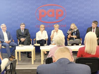 Od lewej: dr Marcin Stajszczyk, prof. Marek Brzosko, Iwona Kasprzak, prof. Danuta Ryglewicz, prof. Joanna Narbutt, Janusz Król.