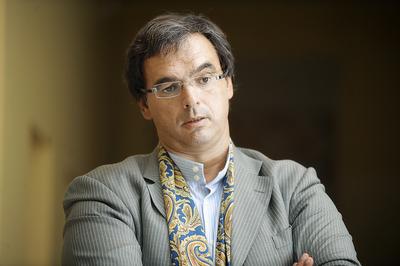Z hurtu do detalu: Eurocash, którego głównym akcjonariuszem i prezesem jest Luis Amaral, to największy dystrybutor żywności w Polsce. W hurcie pola do rozwoju poprzez przejęcia już nie ma, bo ewentualne transakcje może zablokować UOKiK, dlatego zabrał się za kupowanie sieci detalicznych.