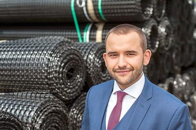 — Pierwszy rok miał być pilotażowy. Uruchomiliśmy jedną linię
produkcyjną do wytwarzania konkretnego typu grodzic winylowych. Obecnie
przygotowujemy kolejny etap inwestycji mający na celu znaczne
zwiększenie mocy produkcyjnych fabryki — mówi Jerzy Pietrucha,
współwłaściciel grupy.