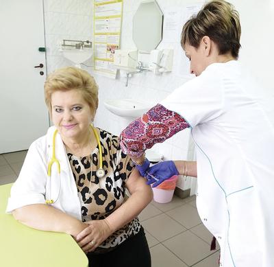 Bożena Janicka co roku szczepi się przeciwko grypie, podobnie jak cały personel jej poradni.