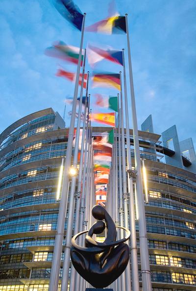 SECESJA
JUŻ BLISKO: Flagi 28 państw członkowskich UE przed głównym wejściem do gmachu
Parlamentu Europejskiego w Strasburgu wiszą na masztach wykonanych w 2004 r. w
Stoczni Gdańskiej z okazji akcesji Polski. 29 marca 2019 r. opuszczona zostanie
flaga Zjednoczonego Królestwa i zniknie jeden maszt.