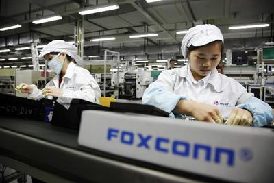 Pracownicy w zakładzie Hon Hai, należącym do grupy Foxconn w Shenzhen