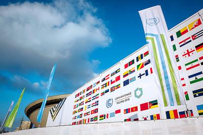 TYSIĄCE
PRZYJEZDNYCH: W 2008 r. COP14, czyli szczyt klimatyczny ONZ, gościł w Poznaniu,
w 2013 r. COP19 w Warszawie, a w tym roku odbywa się w Katowicach. Miasto
oczekuje co najmniej 26 tys. gości.