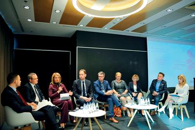 VIII konferencja "Polityka Lekowa" - uczestnicy panelu poświęconego innowacyjnym terapiom lekowym. Od lewej: dr n. med. Radosław Sierpiński, wiceminister zdrowia Maciej Miłkowski, dr n. ekon. Małgorzata Gałązka-Sobotka, dr n. med. Andrzej Tysarowski, Jan Filip Staniłko, Joanna Parkitna, prof. dr hab. n. med. Iwona Hus, prof. dr hab. n. med. Grzegorz Dzida, Emila Grzela ("Puls Medycyny").