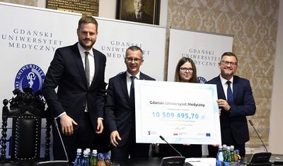Na zdjęciu od lewej: Janusz Cieszyński, podsekretarz stanu w Ministerstwie Zdrowia, prof. Marcin Gruchała, rektor Gdańskiego Uniwersytetu Medycznego, lider projektu - prof. Marcin Fijałkowski z I Katedry i Kliniki Kardiologii GUMed oraz reprezentująca partnera projektu Agata Smoleń, kierownik Działu Programów Badawczych i Badań Klinicznych, Instytut Kardiologii im. Prymasa Wyszyńskiego w Warszawie