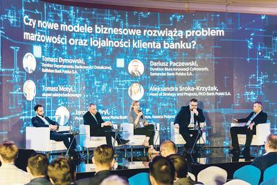 OBAWA
PRZED ZMIANAMI: Czy banki mają duże trudności w wyjściu poza sferę, w której
czują się komfortowo i tu tkwi główny powód ich inercji i braku zapału do
budowania platform współpracy z podmiotami działającymi np. w e–commerce —
zastanawiali się uczestnicy debaty podczas Asseco Banking Forum 2018.