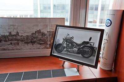 W gabinecie Piotra Czarneckiego wzrok przyciąga zdjęcie maszyny, którą znamy z filmu „Terminator II”. To właśnie na motocyklu Harley Davidson Fat Boy Softail Arnold Schwarzenegger robił porządek ze złym światem. Prezes Raiffeisena kupił taki sam model tydzień po upadku banku Lehman Brothers jesienią 2008 r. — Chodziłem za nim trzy lata. W końcu uznałem, że czas wziąć harleya za rogi, tym bardziej, że właśnie wtedy był wystawiony w świetnej cenie — wspomina menedżer. Teraz planuje z żoną harleyową wyprawę po Zachodnim Wybrzeżu USA. (FOT. M Wiśniewski)