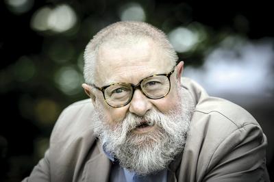 Prof. Jerzy Bralczyk, wiceprzewodniczący Rady Języka Polskiego, członek Polskiego Towarzystwa Językoznawczego, Komitetu Językoznawstwa PAN, wykładowca w Instytucie Dziennikarstwa Uniwersytetu Warszawskiego.