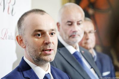 Minister Paweł Mucha: „Rozpoczynamy bardzo otwartą, transparentną dyskusję na temat założeń zmian w prawie, zmian systemowych dotyczących opieki nad osobami starszymi, powyżej 75. roku życia”.