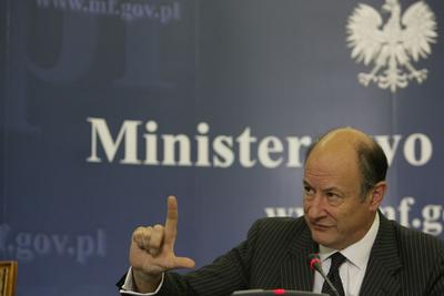Z list wyborczych mogliśmy się dowiedzieć m.in., jak faktycznie powinniśmy tytułować Ministra Finansów. Okazuje się, że Jan Antony Vincent-Rostowski zdobył w Warszawie ponad 10 tys. głosów. Dziewięciokrotnie mniej niż Janusz Palikot, ale za to w sportowej walce pokonał Władysława Kozakiewicza (6 tys.) i Romana Koseckiego (4,5 tys.). Być może dlatego, że – jak dowodzi zdjęcie – jest ciągle aktywnym kibicem. (fot. Puls Biznesu)