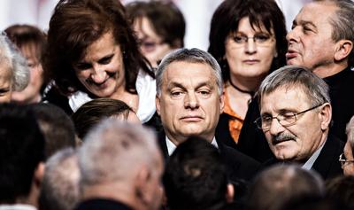 CZTERY WŁADZE W JEDNYM RĘKU: W nadchodzących wyborach partia Viktora Orbána zapewne zdobędzie większość konstytucyjną w 199-osobowym zgromadzeniu narodowym i prawo do formowania trzeciego w ciągu dekady rządu. Przy uległości sądu konstytucyjnego i czwartej — medialnej — władzy, kontrola nad egzekutywą i legislaturą da mu niemal nieograniczoną moc sprawczą.