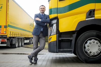 BEZ
OBAW: Pojawiają się głosy niezadowolenia związane z wprowadzaniem tzw.
inteligentych tachografów, ale uczciwi przedsiębiorcy i kierowcy nie mają się
czego obawiać. Być może przewoźnicy, którzy naginają przepisy, będą odwlekać
wymianę samochodów — uważa Andrzej Szymański, dyrektor zarządzający Dartomu.