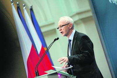 BOCZNY TOR: Michał Boni podkreśla,
że w sprawie OFE ma „swoje zdanie”
i szuka możliwości wykorzystania
funduszy emerytalnych przy cyfryzacji
kraju. Przeszkodzić mogą mu jednak
koledzy z rządowych ław lub on sam,
jeśli potwierdzą się uporczywie powracające
plotki o przenosinach ministra
do Parlamentu Europejskiego.