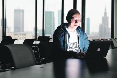 STEREM, ŻEGLARZEM, OKRĘTEM: Michał Szafrański chciał mieć pełną kontrolę nad swoją książką. Podkreśla, że self-publishing umożliwił mu również dzielenie się zyskami: 4 zł z każdego egzemplarza idzie na dożywianie dzieci w programie PAH Pajacyk.