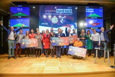 Zwycięzcy i organizatorzy drugiej edycji akceleratora Startup Hub Warsaw