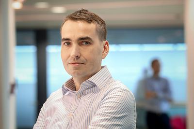 CENTRUM
ZWALCZANIA PRZESTĘPSTW FINANSOWYCH: Damian Kalinowski, partner w PwC, jest
jednym z ojców chrzestnych Financial Crime Unit, największej tego typu
jednostki wśród posiadanych przez firmę na świecie.