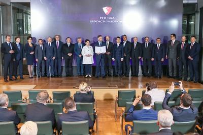 „WSPANIALI
LUDZIE, WSPANIAŁE POMYSŁY”: Powołana w lipcu 2016 r. Polska Fundacja Narodowa
ma zajmować się promocją Polski za granicą i pokazywać — jak to ujęła ówczesna
premier Beata Szydło — „Polskę piękną, Polskę przyjazną, Polskę, do której
warto przyjechać, Polskę ambitną; Polskę, w której są ogromne możliwości,
wspaniali ludzie, wspaniałe pomysły”. W kraju zagraniczne projekty PFN
przesłoniła kampania „Sprawiedliwe sądy”