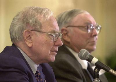 Warren Buffett, 88 lat, 87 mld USD (z lewej), Charlie Munger, 94 lata, 1,7 mld USD; twórcy potęgi finansowej Berkshire Hathaway; fot. Bloomberg