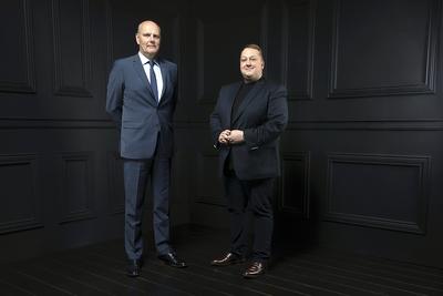 APETYT
ROŚNIE: Marek Deutsch, zastępca prezesa ARiMR, i Sebastian Jaworski, dyrektor
departamentu informatyki, twierdzą, że terminy realizacji i jakość uzyskiwane
własnymi zasobami IT były nieosiągalne w reżimie zamówień publicznych. Agencja
będzie przejmować od wykonawców utrzymanie kolejnych systemów, a w przyszłości
być może także rozwój.