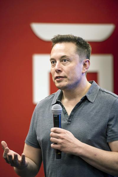 NOWY
PLAN: Elektryczne ciężarówki sem, jeszcze nie wyjechały na drogi, a Elon Musk
już mówi o kolejnych produktach dla przewoźników. Tym razem chodzi o auta
dostawcze.