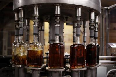 Rozlewanie burbona Knob Creek w zakładach Beam Inc. w Clermont, Kentucky, USA. (fot. Bloomberg)