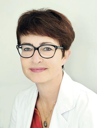 Prof. dr hab. n. med. Ewa Lewicka jest specjalistą chorób wewnętrznych i kardiologii.
