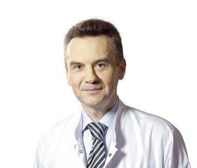 Prof. dr hab. n. med. Artur Mamcarz, specjalista chorób wewnętrznych i kardiologii, kierownik III Kliniki Chorób Wewnętrznych i Kardiologii II Wydziału Lekarskiego Warszawskiego Uniwersytetu Medycznego