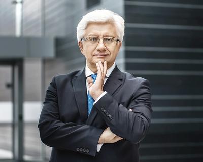 RAZEM
CZY OSOBNO: Jak twierdzi Jerzy Pruski, kierujący Idea Bankiem, im wyższa suma
bilansowa, tym większe możliwości restrukturyzacyjne banku. Decyzja dotycząca
połączenia z Getinem, która jeszcze nie zapadła, otworzyłaby pole do lepszej
optymalizacji kosztów.
