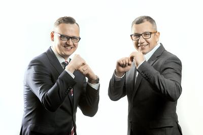 CZAS
TO PIENIĄDZ: Największym kosztem trwającego dwa lata maratonu transakcyjnego
było nasze zaangażowanie w proces. Odbyliśmy setki podróży i delegacji. Na
każdym etapie negocjacji musieliśmy w nich uczestniczyć. Jednocześnie
prowadziliśmy firmę, w czym mocno wspierał nas cały zarząd. Dopiero teraz
możemy zająć się tym, co lubimy, czyli zarządzaniem spółką, a nie przebywaniem
w Warszawie, w której nie mamy żadnych klientów — mówią Paweł Gos, prezes, i
Lesław Walaszczyk, wiceprezes Exact Systems.