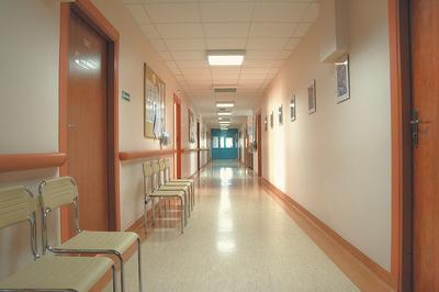 NFZ chce, by szpitale wracały do udzielania świadczeń zdrowotnych w nowych warunkach sanitarnych. Powrót do nowej rzeczywistości nie będzie jednak prosty z uwagi na wiele obaw pojawiających się ze strony pacjentów.