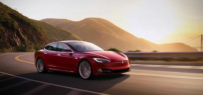 TESLA
S: 40 rejestracji (w tym klienci indywidualni — 4) cena od 62,7 tys. dolarów
(około 209,2 tys. zł)