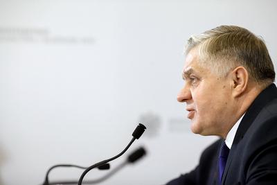 BEZKOSZTOWE NAGRODY:Krzysztof Jurgiel, minister rolnictwa, uważa, że planowane przez niego coroczne przyznawanie nagród finansowych pracownikom KRUS „nie spowoduje dodatkowych skutków finansowych dla budżetu państwa”.