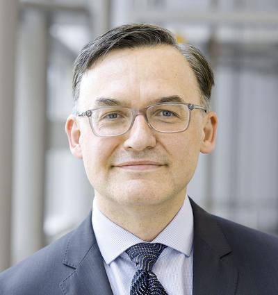 Prof. Konrad Rejdak: Czekamy na wprowadzenie leku do programu lekowego, ponieważ dopiero ten krok otworzy pełne możliwości terapii dla polskich pacjentów.