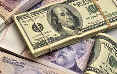 Banknoty studolarowe. Fot. Bloomberg.