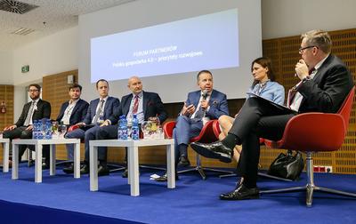 NOGA
NA HAMULCU: O potrzebnie cyfryzacji i automatyzacji od lat mówi się w panelach
dyskusyjnych i podkreśla się to w strategiach, ale w praktyce firmy, zwłaszcza
mniejsze, do rewolucji się nie garną. Uczestnicy Kongresu 590 nie mieli
wątpliwości, że jeśli nie dołączą z własnej inicjatywy, to rynek je do tego
zmusi — albo znikną.